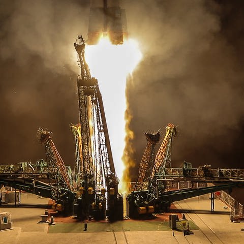 Eine Soyuz-FG-Rakete beim Start auf dem Gagarin-Startplatz in Baikonur, Kasachstan, an Bord Hazza Al Mansouri, Oleg Skripochka und Jessica Meir (Foto: IMAGO, imago images/ITAR-TASS)