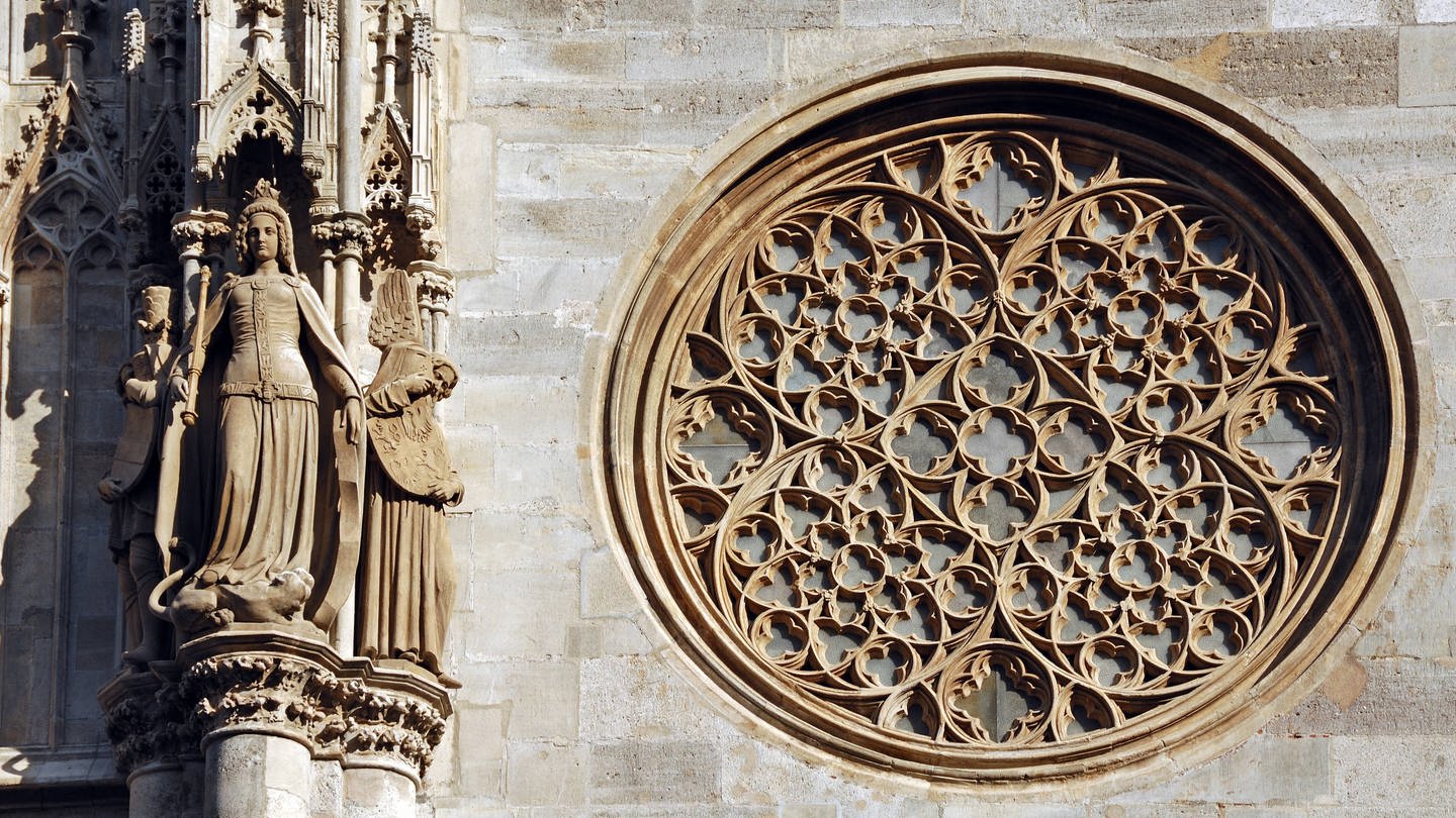 Gotisches Maßwerk und Figuren am Stephansdom in Wien (Foto: IMAGO, imago/imagebroker)