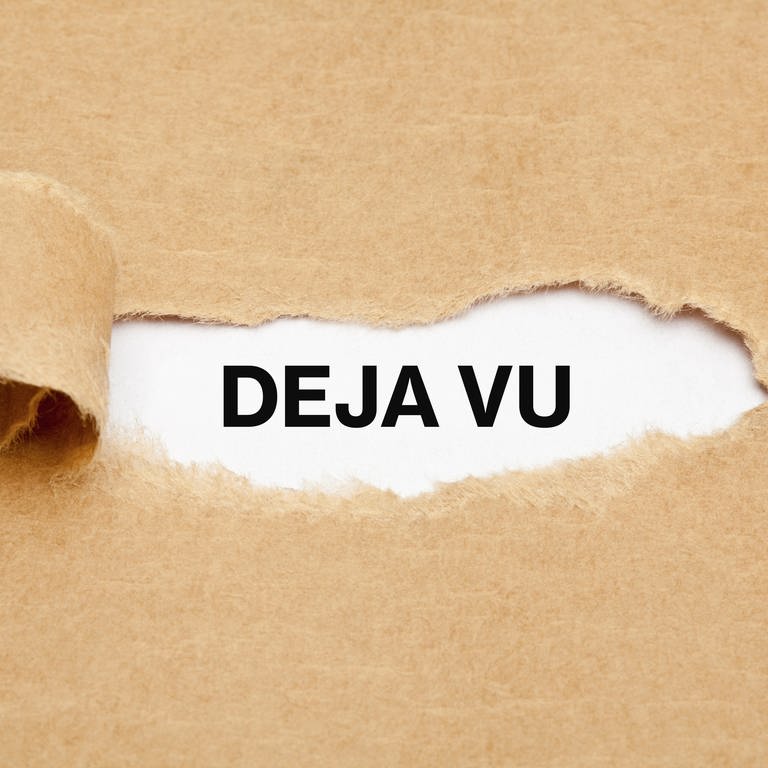 Deja-vu: Schriftzug hinter braunem Packpapier verborgen (Foto: IMAGO, imago images / agefotostock)