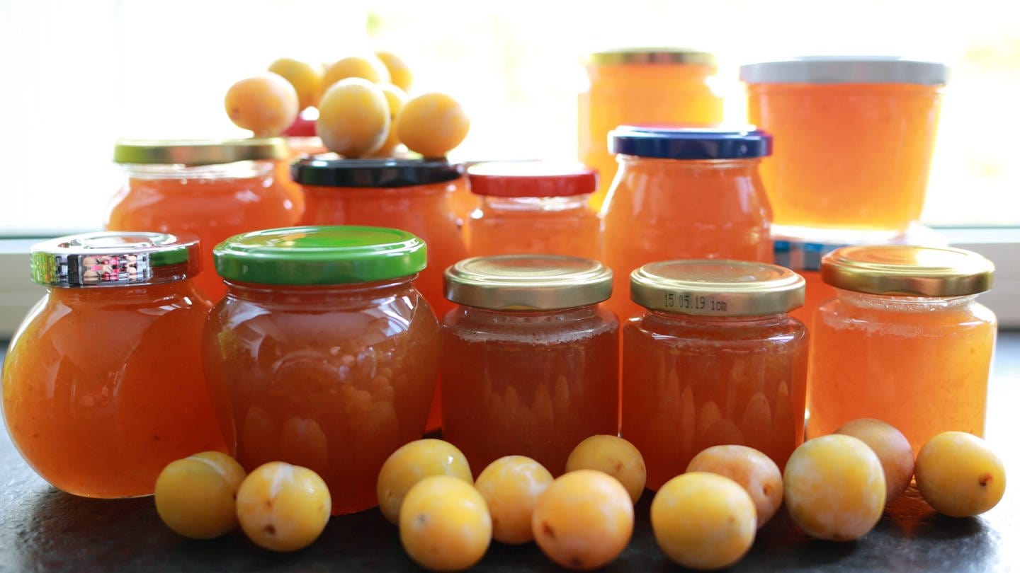 Verschiedene Gläser und Früchte: selbst gemachte Marmelade ist lecker (Foto: IMAGO, imago images / Frank Müller)