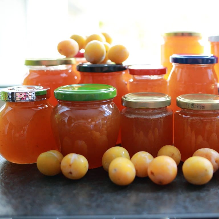 Verschiedene Gläser und Früchte: selbst gemachte Marmelade ist lecker (Foto: IMAGO, imago images / Frank Müller)
