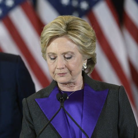 Präsidentschaftskandidatin Hillary Clinton hält am 9. November 2016 ihre Konzessionsrede im Grand Ballroom des New Yorker Hotels in New York City (Foto: picture-alliance / Reportdienste, picture alliance / abaca / Olivier Douliery)