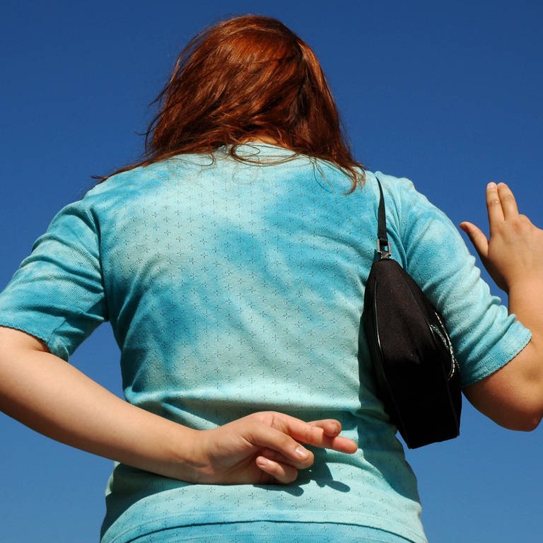 Das Blaue vom Himmel herunterlügen: Frau schwört vor blauem Himmel – und schwört hinter dem Rücken heimlich wieder ab (Foto: IMAGO, IMAGO / Steinach)