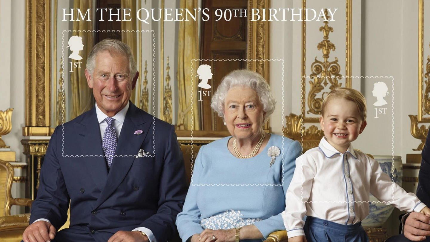 picture alliance / dpa | Ranald Mackechnie / Royal Mail / (Foto: picture-alliance / Reportdienste, Die Queen, Prinz, Charles, Prinz George und Prinz William auf einer Briefmarke)