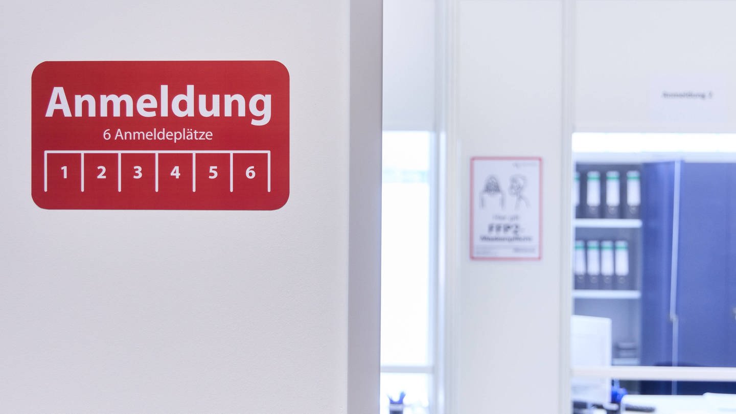 Hinweis-Schild zur Anmeldung im Impfzentrum Augsburg. Bei der Anmeldung werden die Menschen, die geimpft werden sollen u.a. gefragt, ob sie aktuell Fieber haben. (Foto: IMAGO, IMAGO / reportandum)
