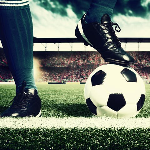 Fußballer steht mit Ball an der Linie des Spielfeldes, nur die Füße sind zu sehen (Foto: picture-alliance / Reportdienste, picture alliance / Zoonar | Waldemar Thaut)