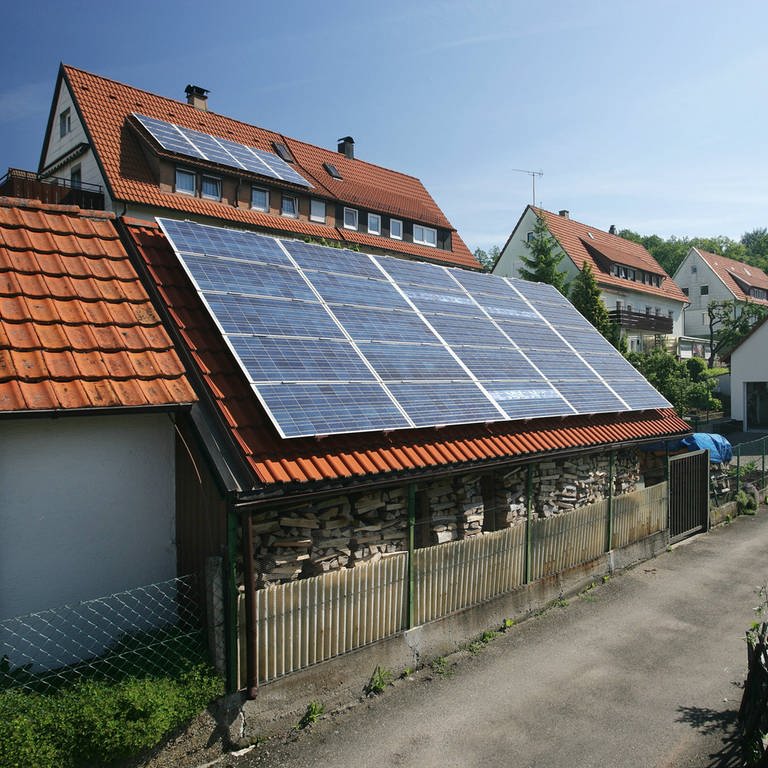 Wohnhaus mit Solarzellen auf dem Dach in Ehningen  (Foto: IMAGO, IMAGO / Arnulf Hettrich)