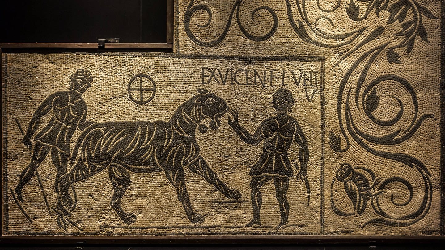 Mosaikfragment mit Tiger und zwei Bestiarii / Venatores im antiken Rom, Italien, 100-200 n. Chr