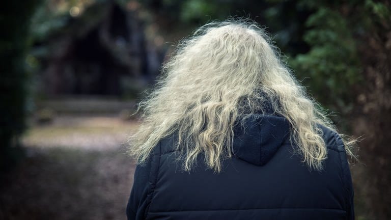 Graue Locken: Die Struktur der Haare kann sich im Lauf des Lebens verändern (Foto: picture-alliance / Reportdienste, picture alliance | CHROMORANGE / Ruth Roeder)