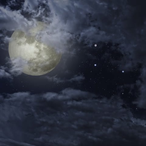 Mond mit Sternen am Nachthimmel (Foto: IMAGO, imago images / agefotostock)