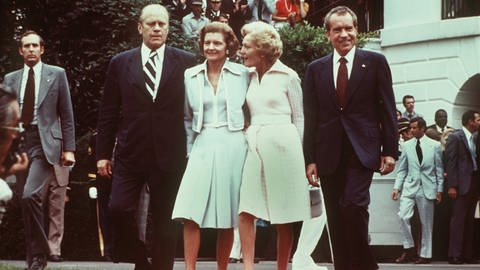 Der Republikaner Richard Nixon (rechts) verlässt in Begleitung seiner Frau Pat (2. v. r.) und seinem Nachfolger Gerald Ford und dessen Frau Betty nach seinem Rücktritt das Weiße Haus in Washington. Um einer Amtsenthebung (Impeachment) wegen der "Watergate-Affäre" zu entgehen, war Nixon am 9. August 1974 als erster und bisher einziger Präsident der USA von seinem Amt zurückgetreten.