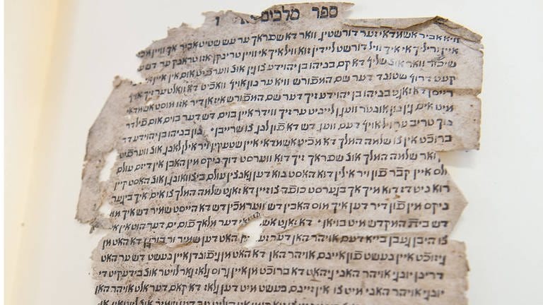 Makulaturfragment aus einer jiddischen Bibelausgabe des 16. Jahrhunderts; es befindet sich zur Erforschung in der Uni Mainz (Foto: IMAGO, IMAGO / epd)