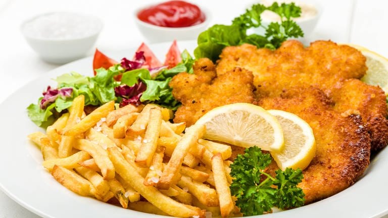 Schnitzel mit Pommes und Mayo: nach 8 bis 9 Stunden sind sie verdaut (Foto: IMAGO, imago images / Shotshop)