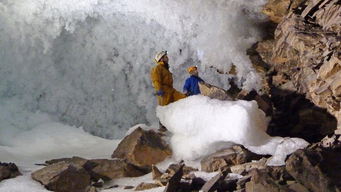 Wissenschaftler sammeln Daten zum Permafrost in einer Höhle in Sibirien (Foto: dpa Bildfunk, picture alliance/-/University of Oxford/dpa)