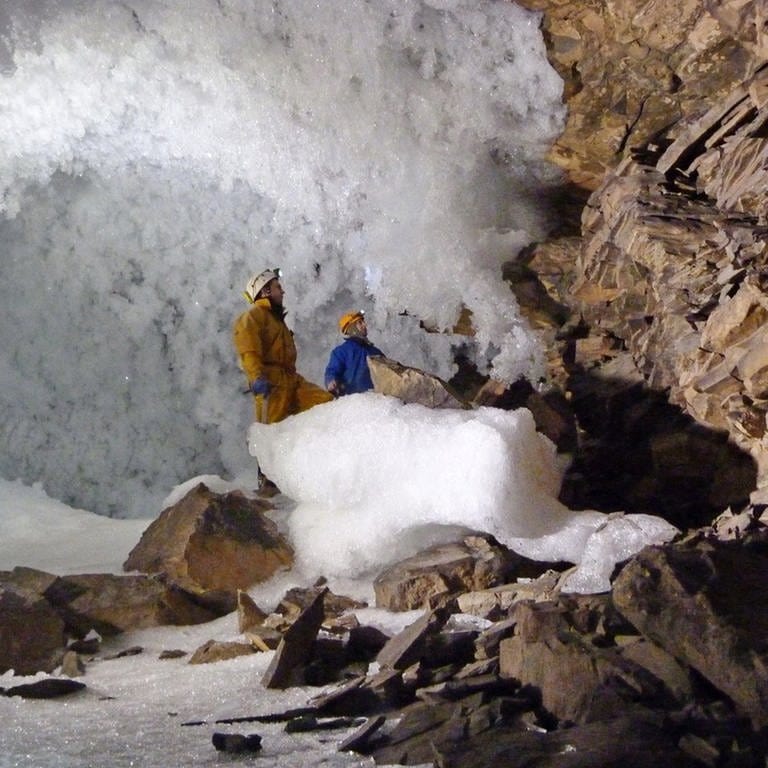 Wissenschaftler sammeln Daten zum Permafrost in einer Höhle in Sibirien  (Foto: dpa Bildfunk, picture alliance/-/University of Oxford/dpa)