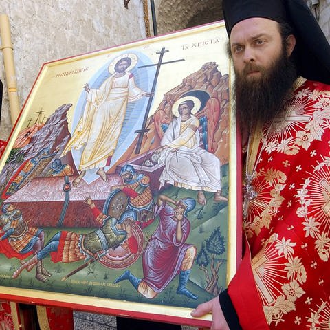 Griechisch-orthodoxe Priester tragen eine Ikone Jesu Christi anlässlich des Ostersonntages in Jerusalem 2004 (Foto: IMAGO, imago/UPI Photo)