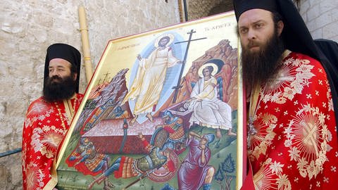 Griechisch-orthodoxe Priester tragen eine Ikone Jesu Christi anlässlich des Ostersonntages in Jerusalem 2004 (Foto: IMAGO, imago/UPI Photo)