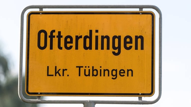 Ortsschild von Ofterdingen im Kreis Tübingen. Im Schwäbischen enden viele Ortsnamen auf die Silbe -ingen. (Foto: IMAGO, imago/Eibner)