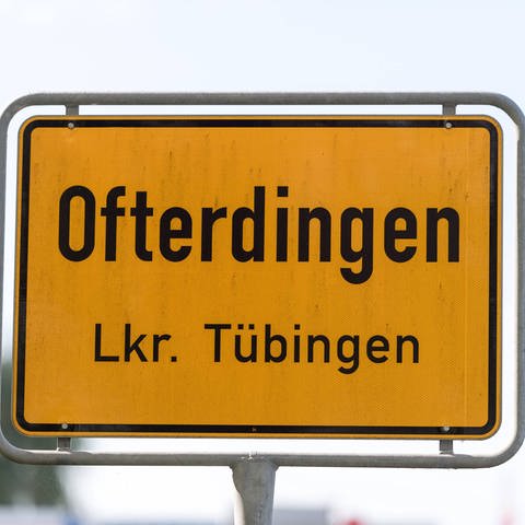 Ortsschild von Ofterdingen im Kreis Tübingen. Im Schwäbischen enden viele Ortsnamen auf die Silbe -ingen. (Foto: IMAGO, imago/Eibner)