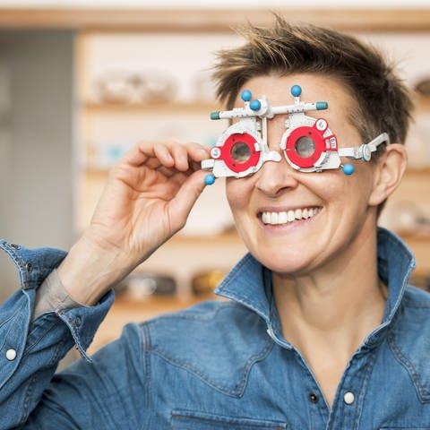 Frau beim Optiker mit Messbrille: Bei Kurzsichtigkeit hat man im Alter den Vorteil, dass man Dinge in der Nähe sehen kann. Aber es gleicht sich nicht mit der Alterssichtigkeit aus.  (Foto: picture-alliance / Reportdienste, picture alliance / blickwinkel/McPHOTO/M. Gann | McPHOTO/M. Gann)