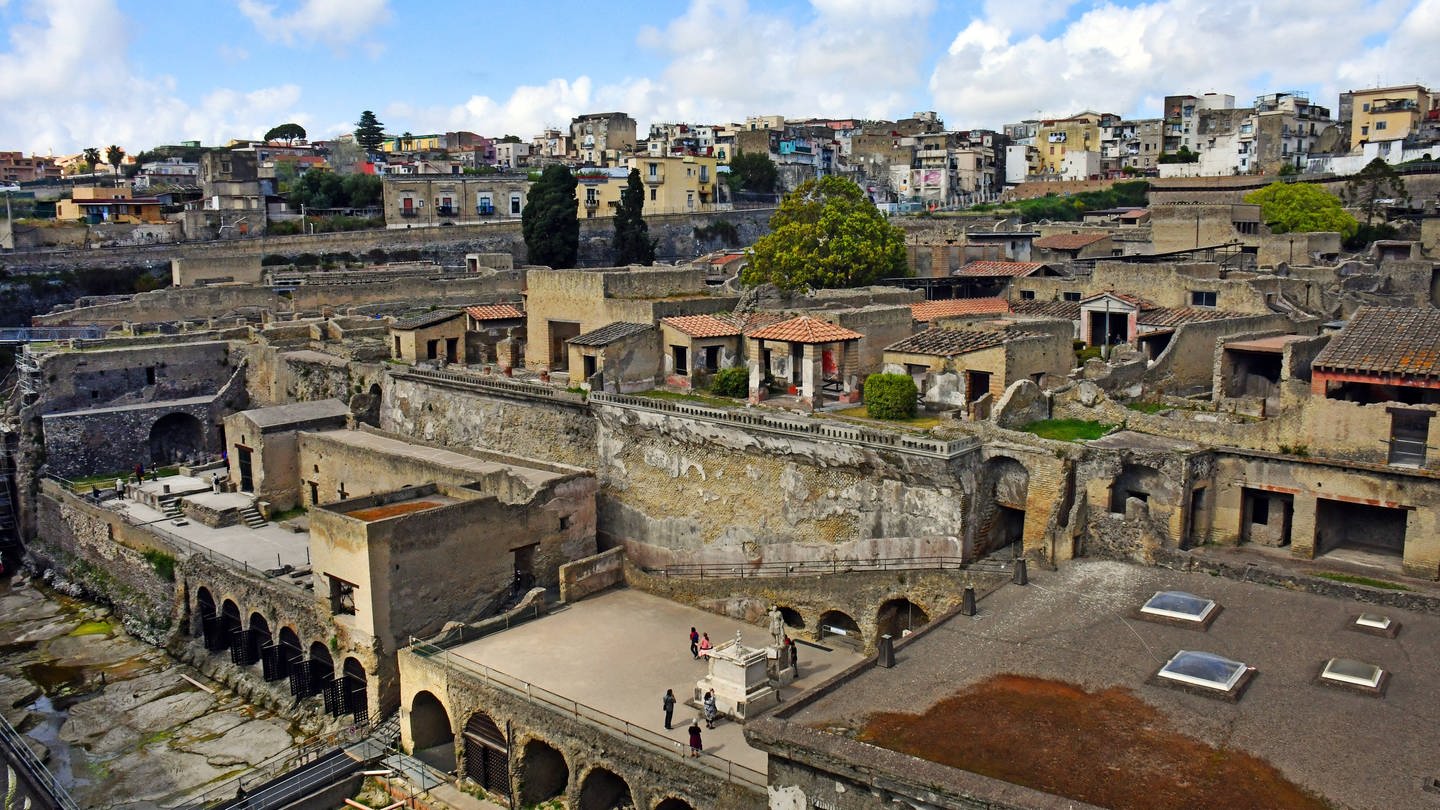 Herculaneum war eine antike Stadt in Italien am Golf von Neapel, die wie Pompeji, Stabiae und Oplontis beim Ausbruch des Vesuv in der zweiten Haelfte des Jahres 79 untergegangen ist. Mit großer Geschwindigkeit kamen die pyroklastischen Ströme bzw. Glutlawinen über Herculaneum und bedeckten die Stadt. Sehr viele Menschen kamen ums Leben.