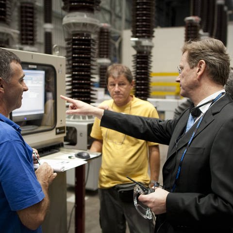 Bundesaußenminister Guido Westerwelle im März 2010 bei einer Werksführung durch die Werkhallen der Firma Siemens do Brasil mit Mitarbeitern des Unternehmens (Foto: IMAGO, IMAGO / photothek)