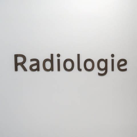 Schild zur Radiologie (Foto: picture-alliance / Reportdienste, picture alliance/KEYSTONE | GEORGIOS KEFALAS)