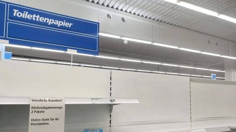 Corona-Pandemie: leeres Toilettenpapierregal im Supermarkt im April 2020 (Foto: IMAGO, IMAGO / blickwinkel)