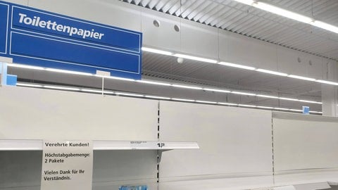 Corona-Pandemie: leeres Toilettenpapierregal im Supermarkt im April 2020 (Foto: IMAGO, IMAGO / blickwinkel)