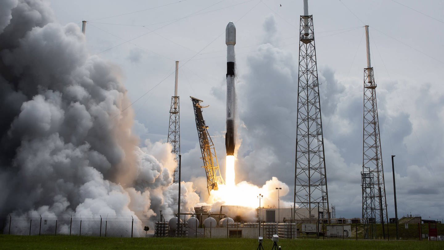 Eine SpaceX Falcon 9-Rakete startet am 30. Juni 2021 vom Komplex 40 der Cape Canaveral Space Force Station, Florida. Transporter 2 besteht aus 88 Satelliten für kommerzielle, militärische und staatliche Zwecke. (Foto: IMAGO, IMAGO / UPI Photo)