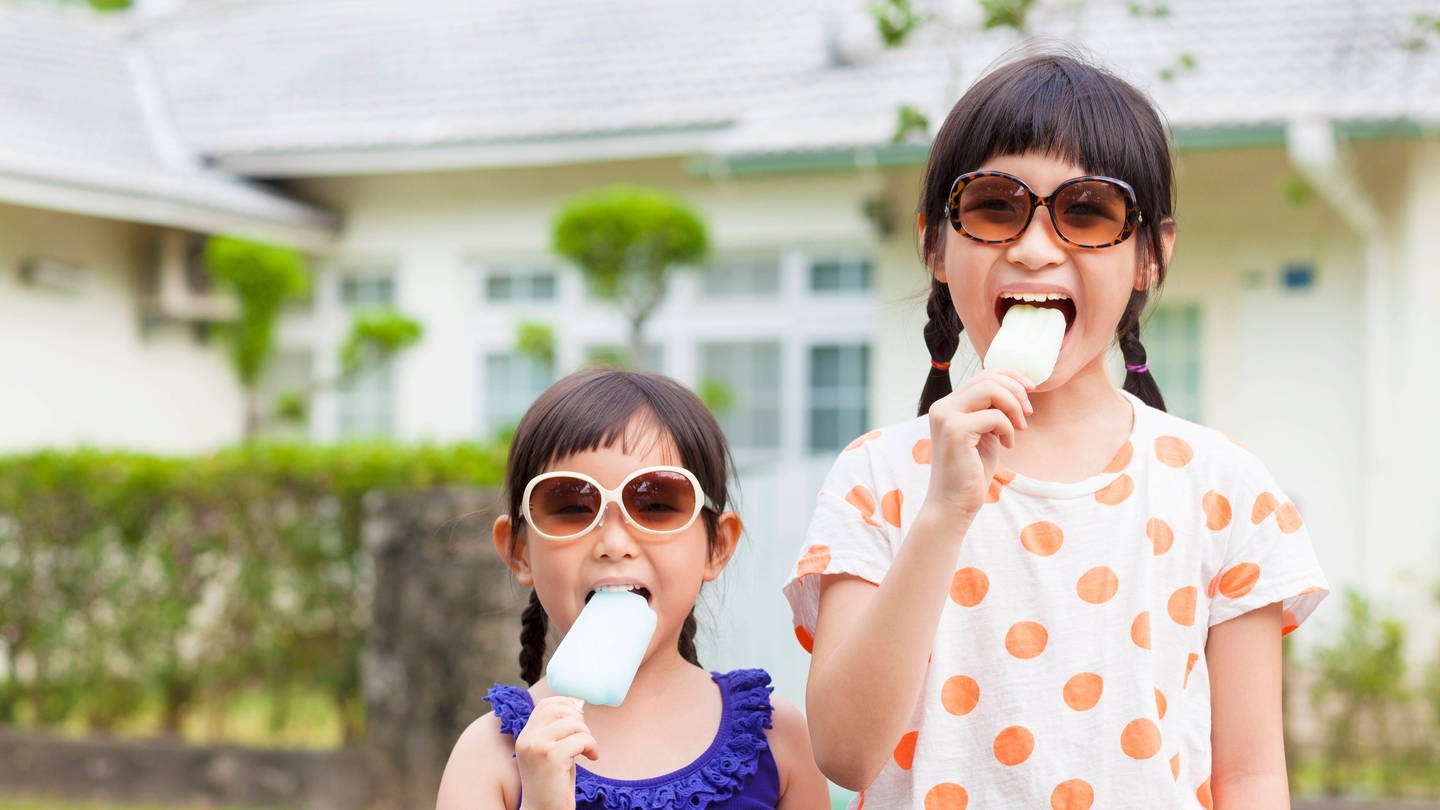 IMAGO / YAY Images (Foto: IMAGO, Zwei Mädchen essen Eis)