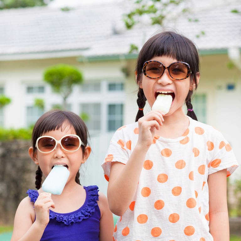 IMAGO  YAY Images (Foto: IMAGO, Zwei Mädchen essen Eis)