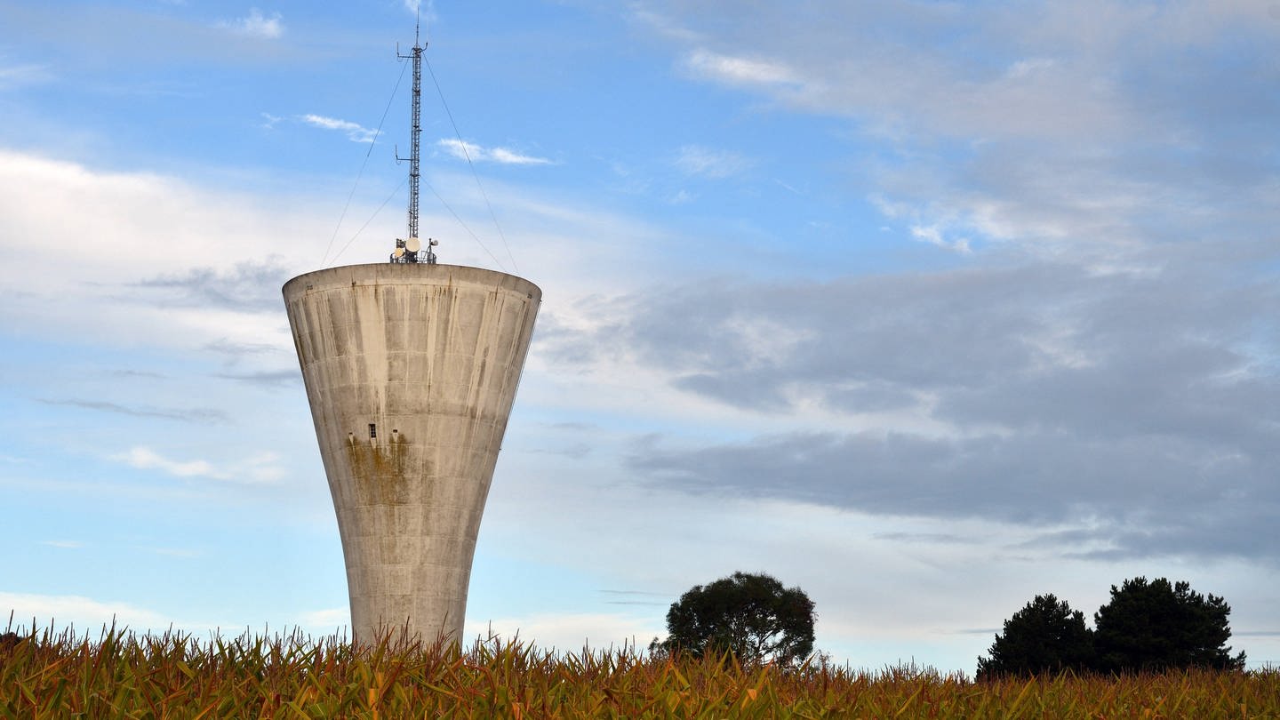 Wasserturm mit Sendemast bei  Erquy in der Bretagne: In Frankreich stehen ungefähr 16.000 Wassertürme – in Deutschland sind es vielleicht 2.000. Das hat zum Teil historische Gründe. Die meisten Wassertürme sind Bauwerke des 19. Jahrhunderts und sehen oft auch sehr schön aus. (Foto: IMAGO, IMAGO / blickwinkel)