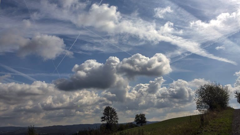 Verschwörungsmythos: Flugzeuge versprühen am Himmel KEIN Aluminium oder andere Chemikalien, um eine weitere Klimaerwärmung zu verhindern (Foto: IMAGO, IMAGO / Manngold)
