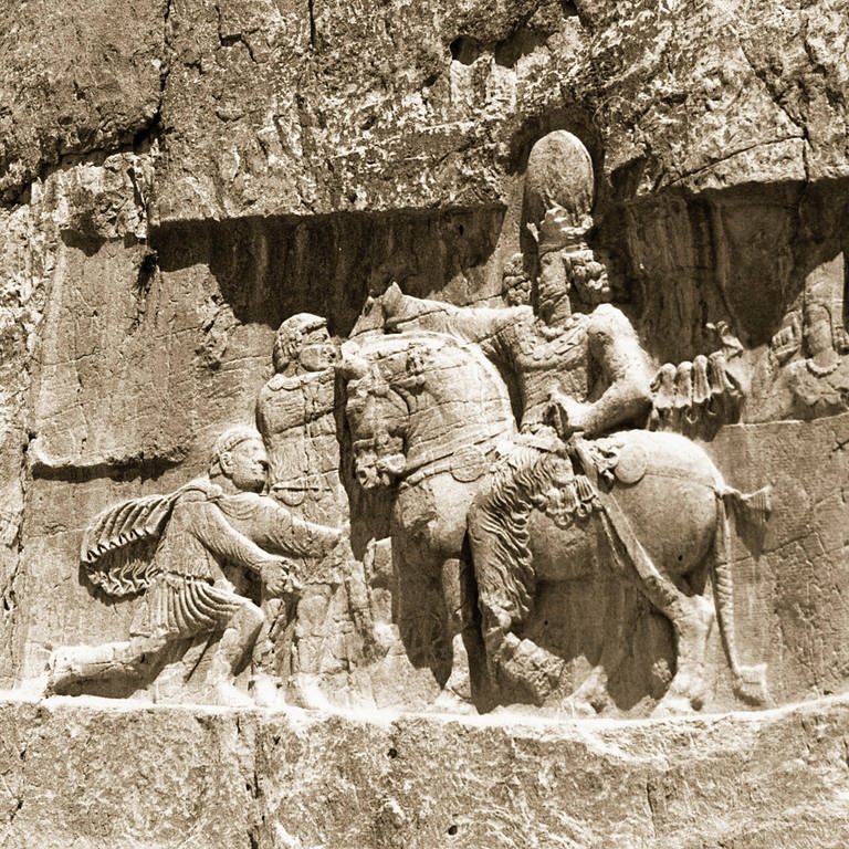 Relief, das den Triumph des sassanidischen Kaisers Schapur I. über die römischen Kaiser Valerian und Philipp den Araber darstellt. Valerian kniet vor Shapurs Pferd. Iran,241 - 272