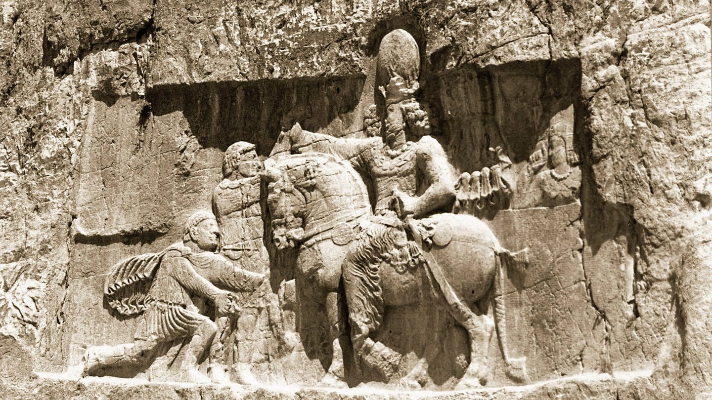 Relief, das den Triumph des sassanidischen Kaisers Schapur I. über die römischen Kaiser Valerian und Philipp den Araber darstellt. Valerian kniet vor Shapurs Pferd. Iran,241 - 272
