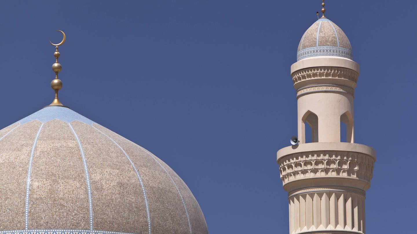 Moschee mit goldenem Halbmond und Minarett: Der Islam ist so strukturiert, dass es keine einzelne feste Autorität gibt, sondern die Verantwortung wird auf mehrere Schultern verteilt. Eine Art 