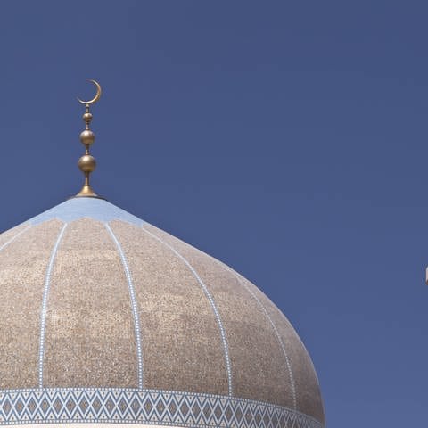 Moschee mit goldenem Halbmond und Minarett: Der Islam ist so strukturiert, dass es keine einzelne feste Autorität gibt, sondern die Verantwortung wird auf mehrere Schultern verteilt. Eine Art "Papst" als Oberhaupt gibt es nicht. (Foto: IMAGO, IMAGO / imagebroker)