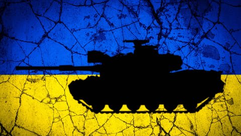 Zerstörte ukrainische Flagge mit der schwarzen Silhouette eines Panzers: Die Kriege der Gegenwart werden noch immer geführt um Macht und militärische Kontrolle (Foto: IMAGO, IMAGO / Bihlmayerfotografie)