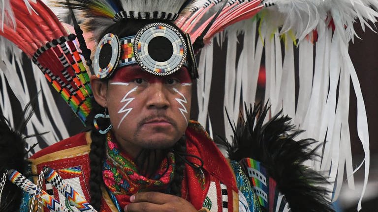 Ein Mitglied der First Nations während des dritten jährlichen traditionellen Pow Wow in Edmonton  Kanada. Über 700 Tänzer der First Nations treffen sich. (Foto: picture-alliance / Reportdienste, picture alliance / NurPhoto | Artur Widak)