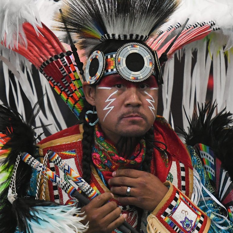 Ein Mitglied der First Nations während des dritten jährlichen traditionellen Pow Wow in Edmonton  Kanada. Über 700 Tänzer der First Nations treffen sich. (Foto: picture-alliance / Reportdienste, picture alliance / NurPhoto | Artur Widak)