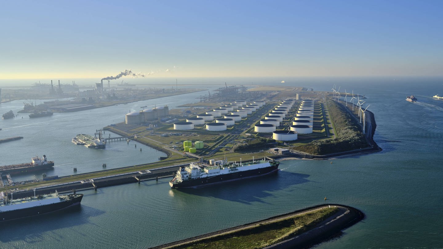 Blick auf das Importterminal für verflüssigtes Erdgas. Mehrere LNG-Schiffe liegen in Rotterdam / Niederlande vor Anker. LNG ist verflüssigtes Erdgas. (Foto: IMAGO, IMAGO / ANP)