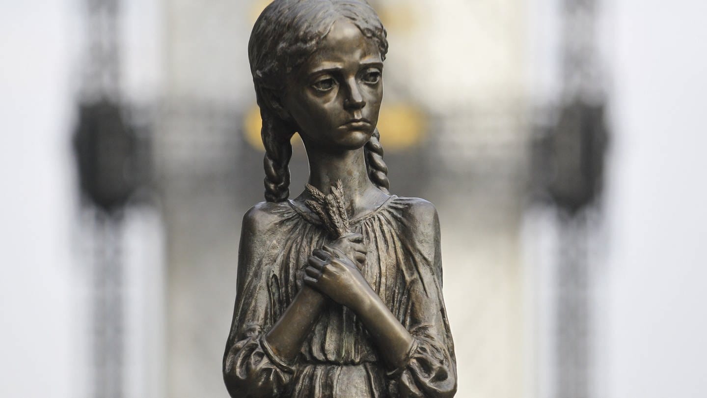 Bronzestatue eins ausgezehrten Mädchens: Erinnerungsstätte an den Holodomor in Kiew / Ukraine
