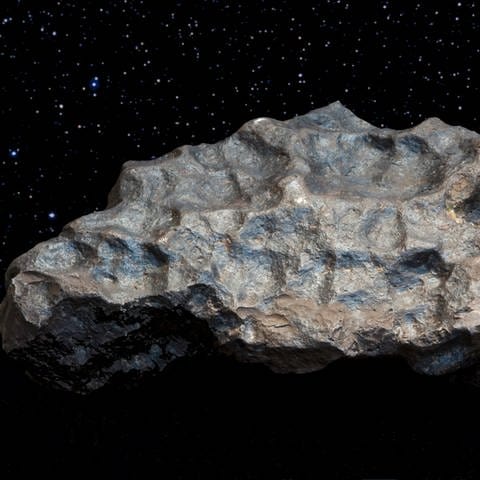 Der Meteorit von Colomera: Meteoriten sind Objekte, die aus dem Weltall kommen. Sie sind mit hoher Geschwindigkeit durch die Erdatmosphäre gesaust, etwa 70 Kilometer pro Sekunde. Meteoriten zeichnen sich meist dadurch aus, dass sie eine schwarze, glänzende Haut haben. (Foto: dpa Bildfunk, picture alliance / MNCN/dpa)