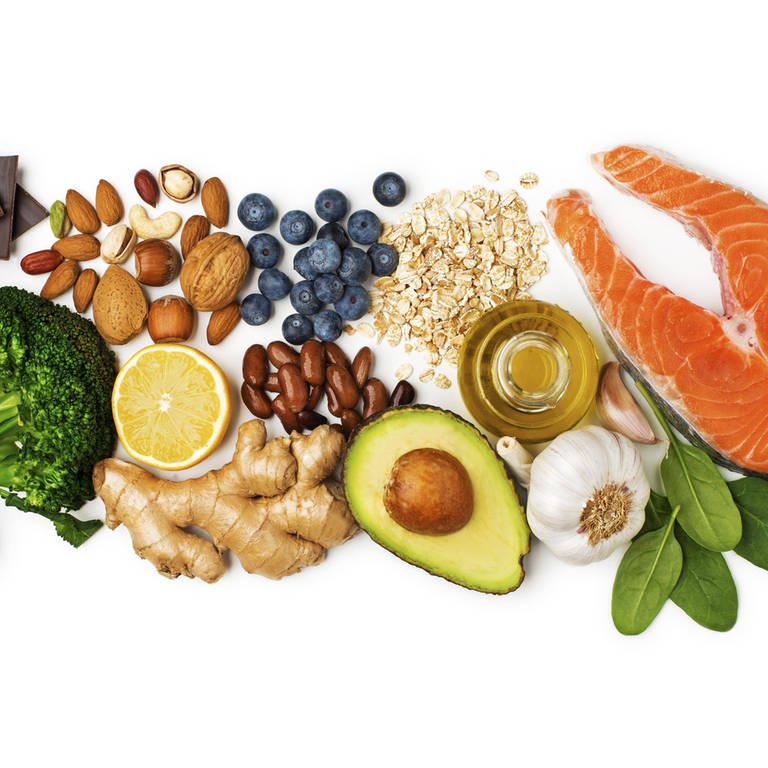 Gesunde Lebensmittel wie Gemüse, Nüsse, Beeren und Lachs: Bei Psoriasis bzw. Schuppenflechte sollte man darauf achten, sich entzündungshemmend zu ernähren. Wichtig sind Gemüse und Obst, aber auch Omega-3-Fettsäuren aus Fisch wie Lachs oder Makrele. (Foto: IMAGO, IMAGO / Panthermedia)