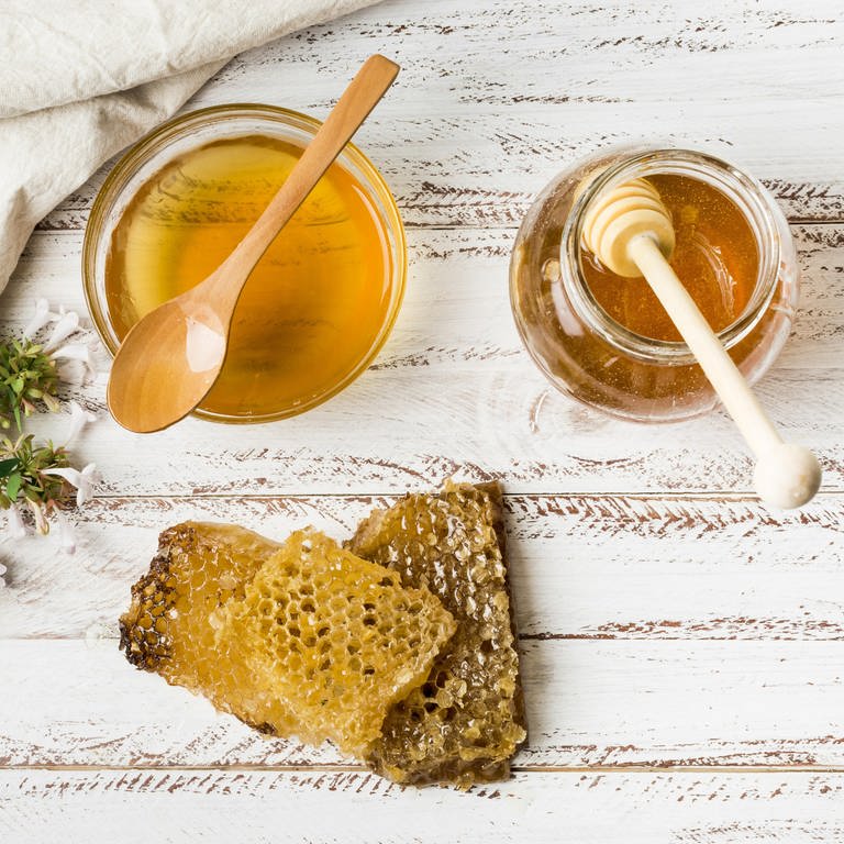 Honiggläser und Wabe: Krebspatienten sollten möglichst wenig Industriezucker zu sich nehmen und bei Süßhunger lieber zu Marmelade oder Honig greifen.  (Foto: picture-alliance / Reportdienste, picture alliance / Zoonar | Oleksandr Latkun)