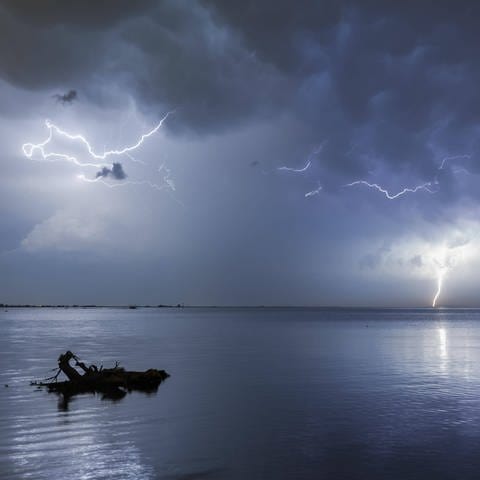 Gewitter am Bodensee: Fischen werden Blitze nicht so oft gefährlich (Foto: IMAGO, IMAGO / imagebroker)