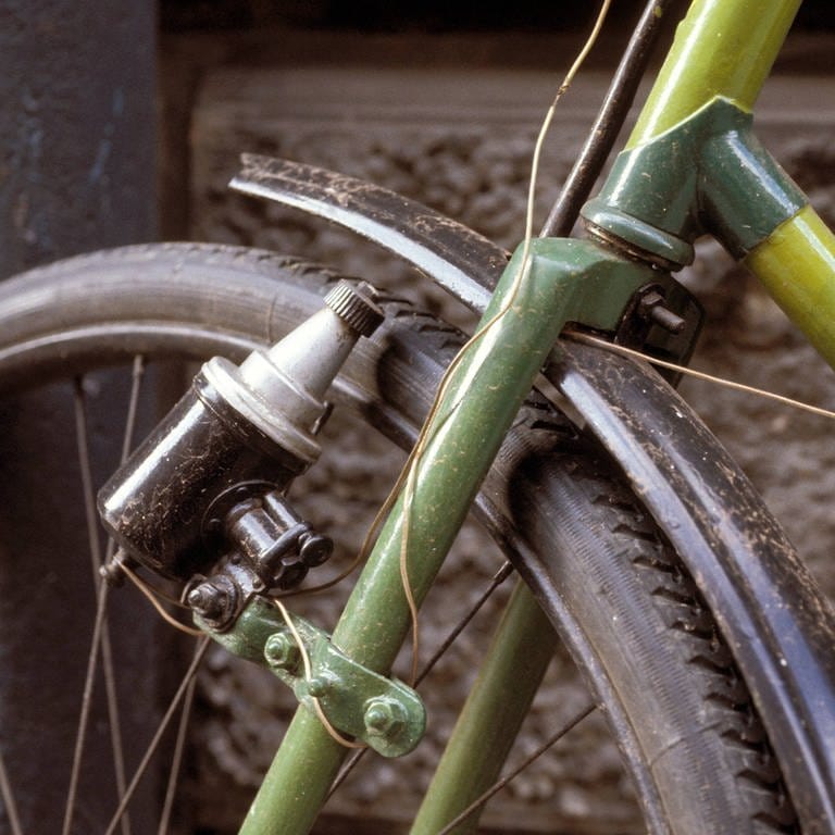 Fahrraddynamo: Wenn der Fahrradreifen sich dreht, dann dreht sich auch der Magnet im Dynamo. So wird Strom erzeugt und die Fahrradlampe brennt. (Foto: IMAGO, IMAGO / Birgit Koch)