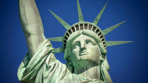 Die Freiheitsstatue auf Liberty Island im New Yorker Hafen: Die siebenstrahlige Krone symbolisiert die sieben Weltmeere (Foto: IMAGO, IMAGO / imagebroker)