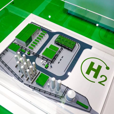 Grünen Wasserstoff. In der Kleinstadt Puertollano im Süden Spaniens soll Europas größte Fabrik für klimafreundlich produzierten Wasserstoff den Betrieb aufnehmen. (Foto: IMAGO, IMAGO / Rüdiger Wölk)